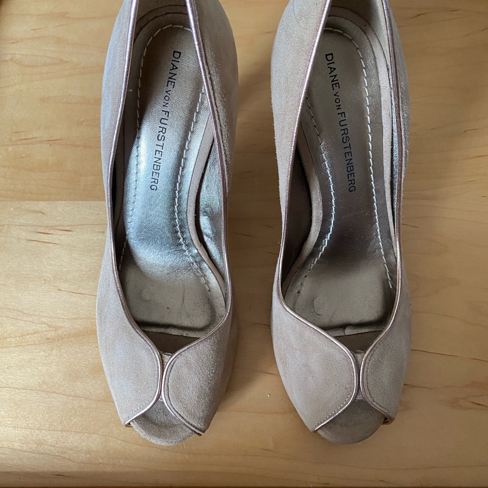 Diane Von Furstenberg Beige Suede Peep Toe Heels 6.5B NWOT